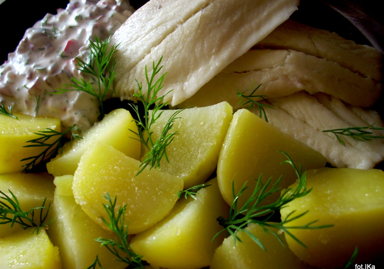 Śledź z sosem wiosennym i ziemniakami foto