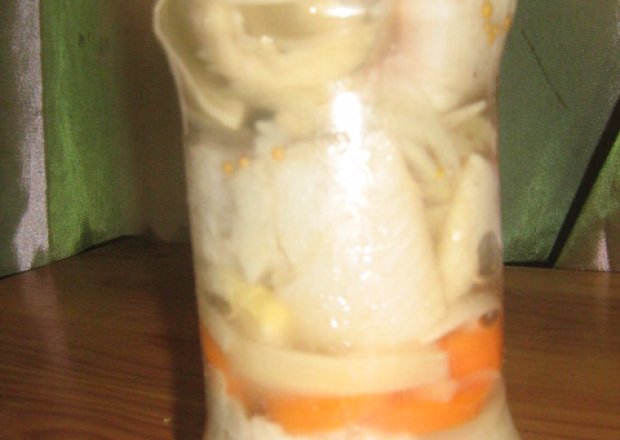 Fotografia przedstawiająca Śledzie marynowane z marchewką