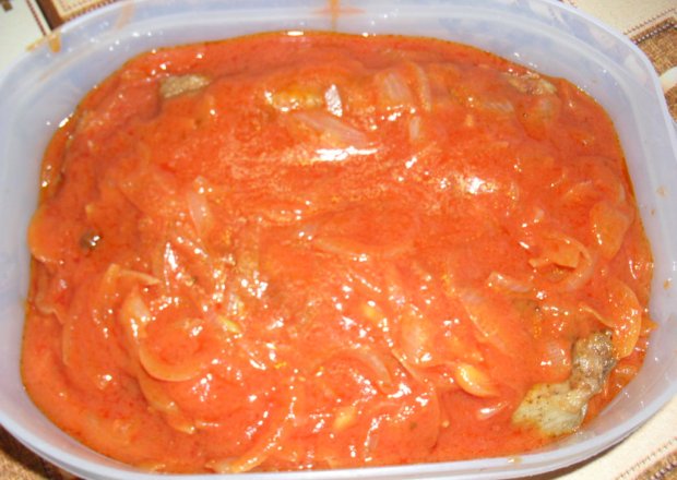 Fotografia przedstawiająca Śledzie opiekane w zalewie pomidorowej