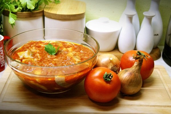 Fotografia przedstawiająca Śledzie pomidorowo miodowe