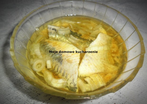 Fotografia przedstawiająca Śledzie w oleju z dodatkiem curry