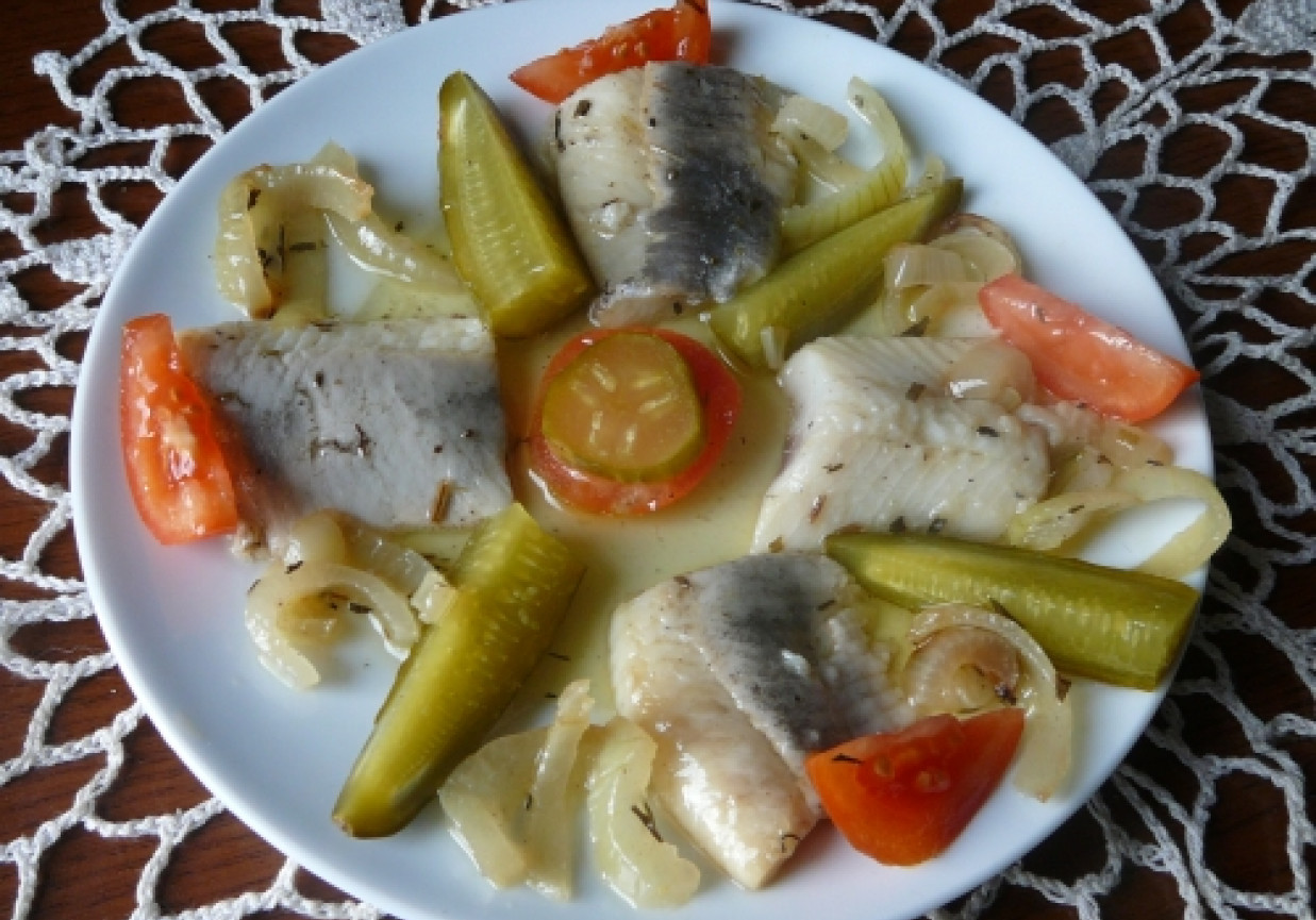 Śledzie w oleju ze smażoną cebulą foto