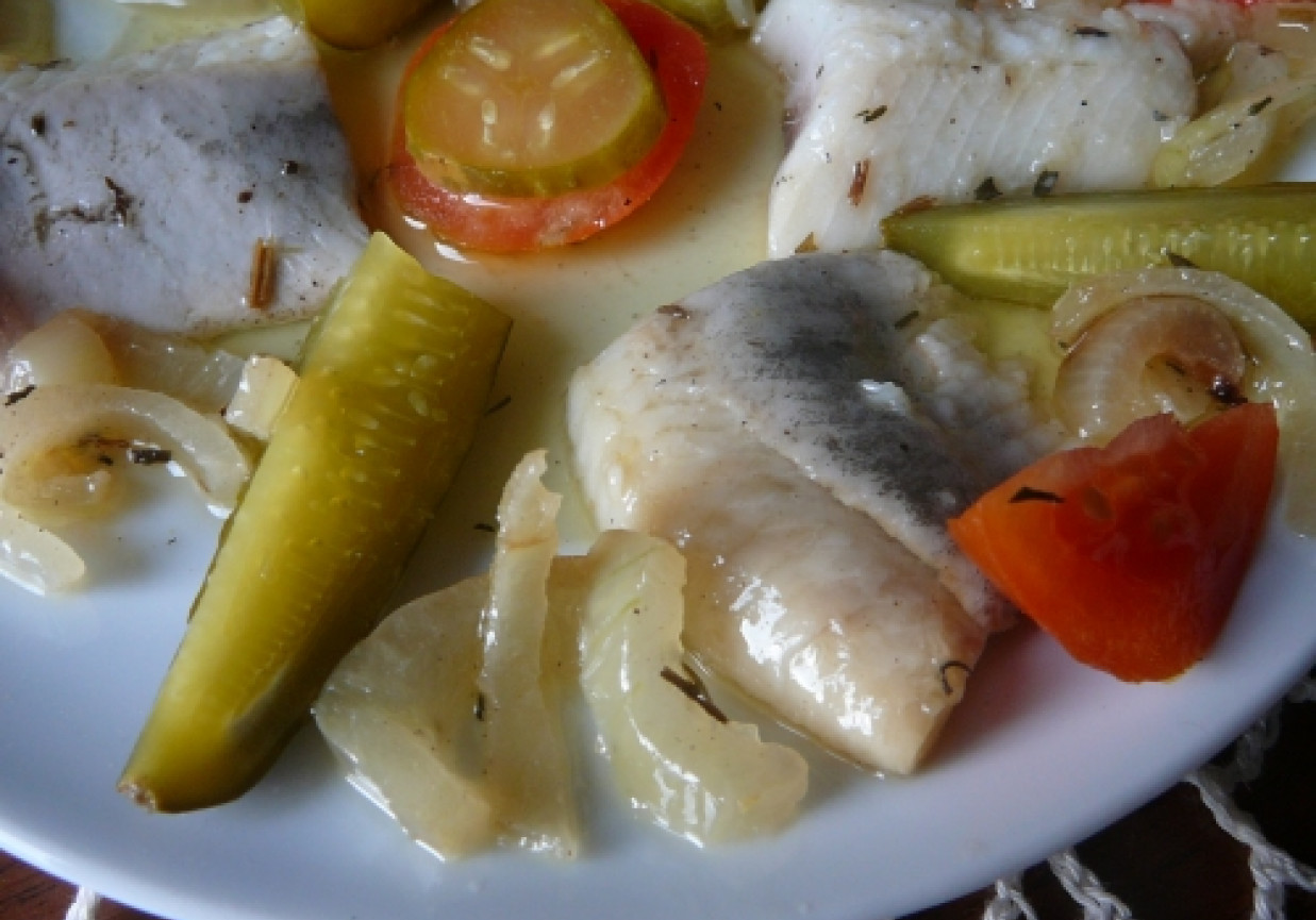 Śledzie w oleju ze smażoną cebulą foto