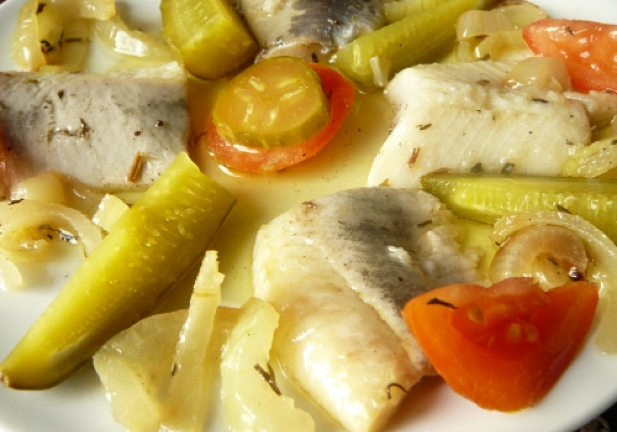 Śledzie w oleju ze smażoną cebulą foto
