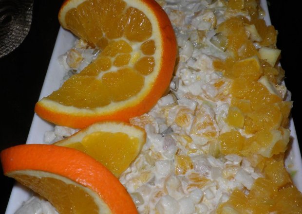 Fotografia przedstawiająca śledzie w pomarańczach