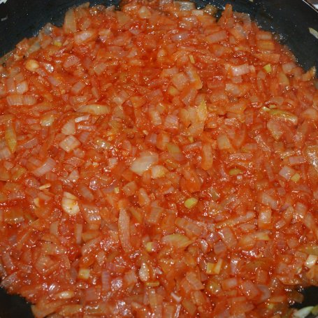 Krok 2 - Śledzie w pomidorach z cebulą foto