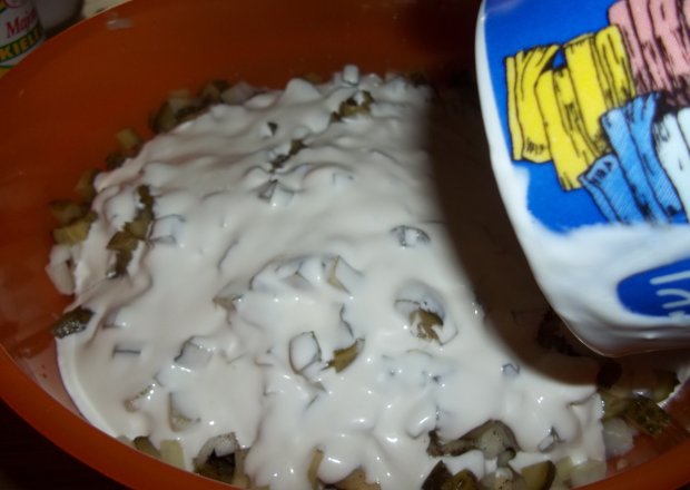 Fotografia przedstawiająca Śledzie w śmietanowo - majonezowym sosie