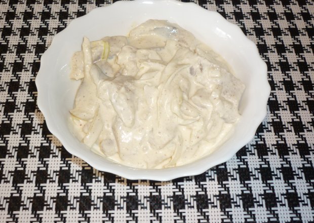 Fotografia przedstawiająca Śledzie w sosie jogurtowo-musztardowym