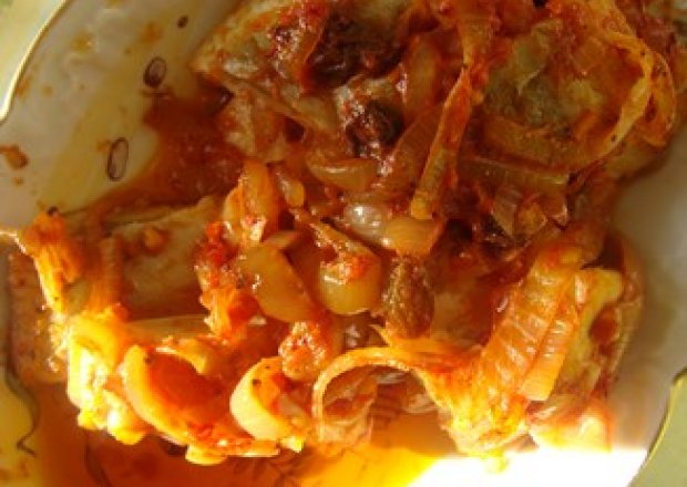 Fotografia przedstawiająca Śledzie w sosie pomidorowym curry