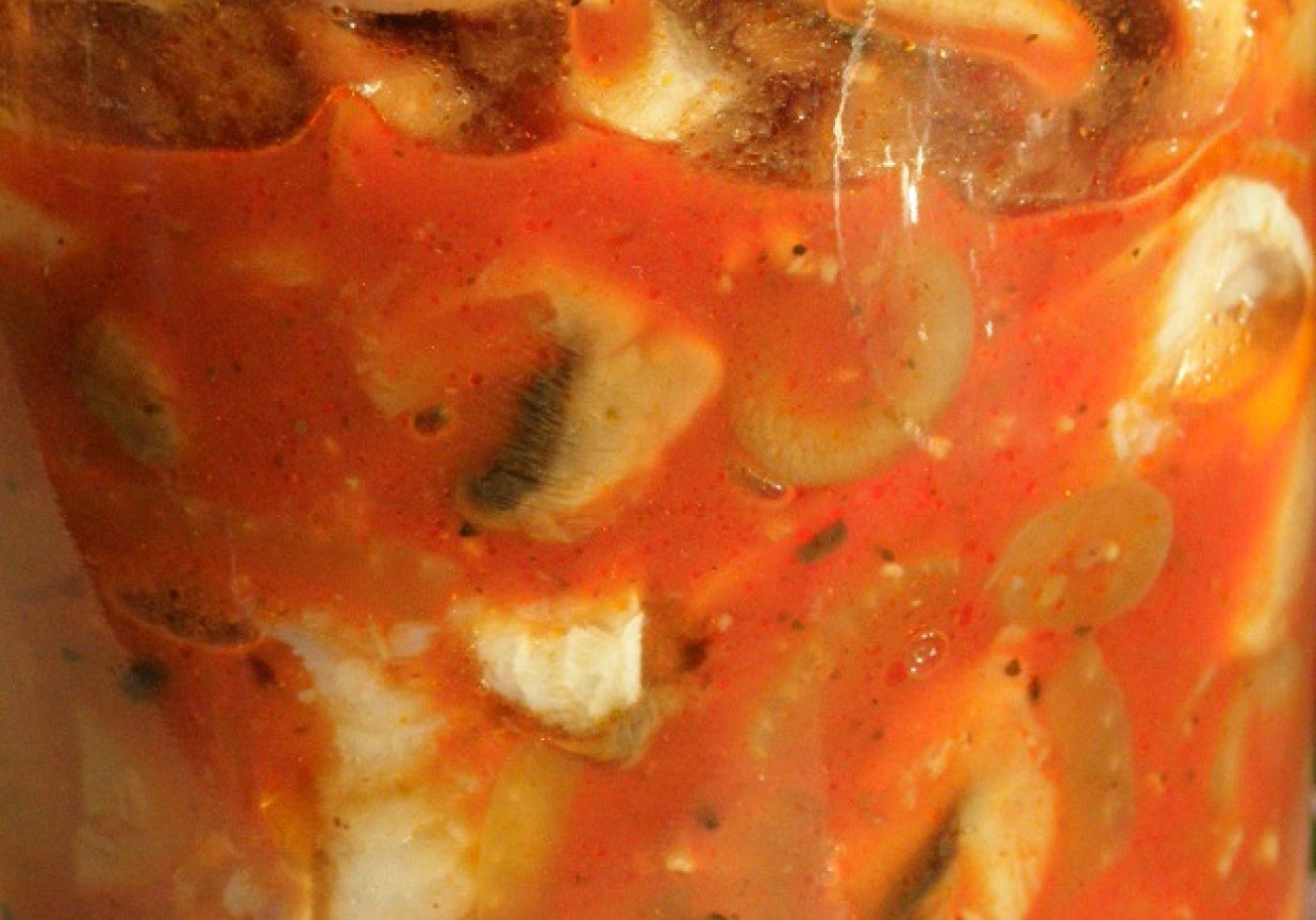 Śledzie w sosie pomidorowym z pieczarkami foto