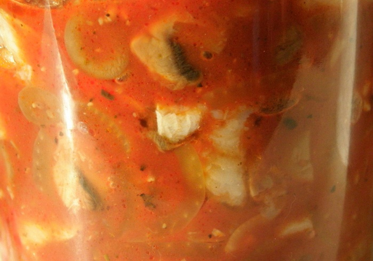 Śledzie w sosie pomidorowym z pieczarkami foto