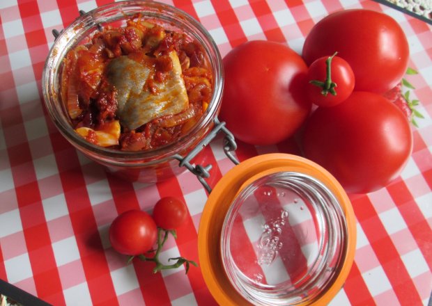 Fotografia przedstawiająca Śledzie w sosie pomidorowym