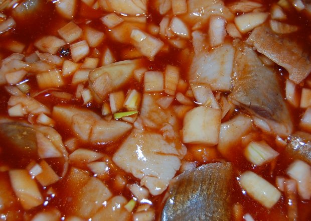 Fotografia przedstawiająca Śledzie w sosie pomidorowym.