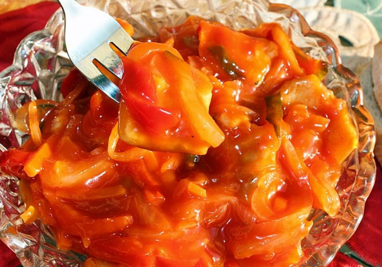 Śledzie w sosie salsa foto