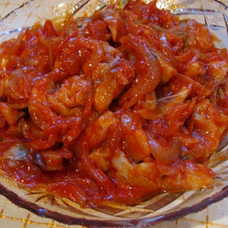 Krok 8 - Śledzie z cebulką w sosie pomidorowo -miodowym foto
