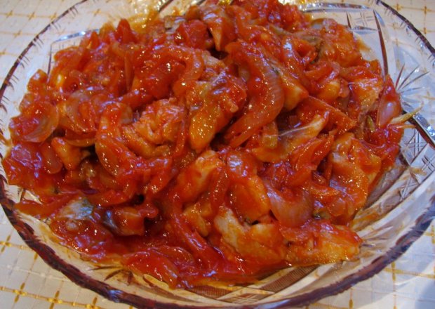 Fotografia przedstawiająca Śledzie z cebulką w sosie pomidorowo -miodowym