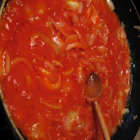 Krok 5 - Śledzie z cebulką w sosie pomidorowo -miodowym foto