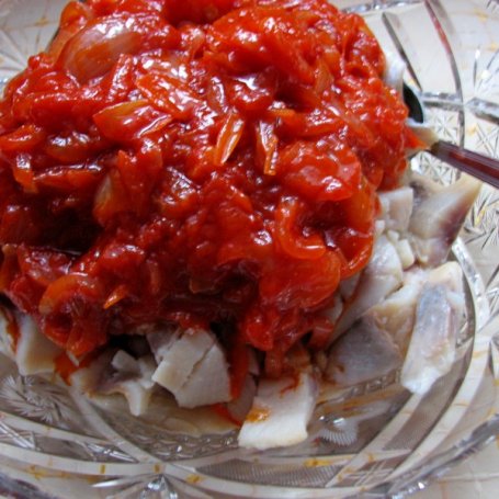 Krok 7 - Śledzie z cebulką w sosie pomidorowo -miodowym foto