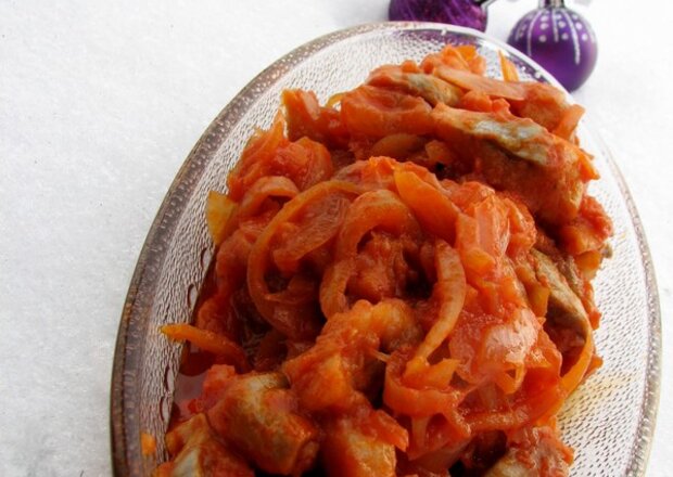 Śledzie z cebulką w sosie pomidorowo -miodowym, czyli święta już tuż tuż... foto