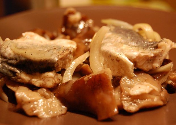 Fotografia przedstawiająca Śledzie z grzybami marynowanymi