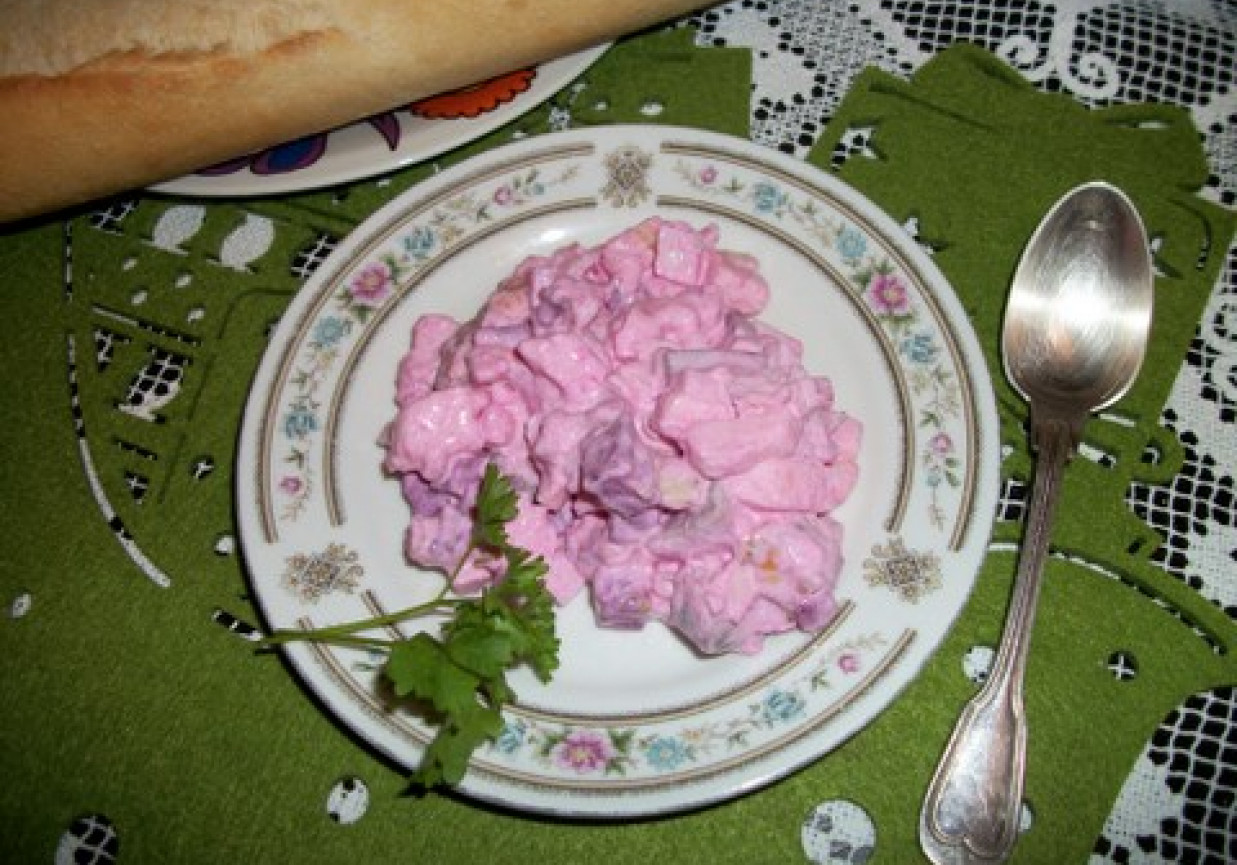 Śledzie z jabłkami i buraczkami foto