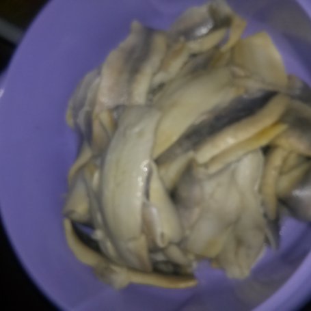 Krok 1 - śledzie z pieczarkami foto