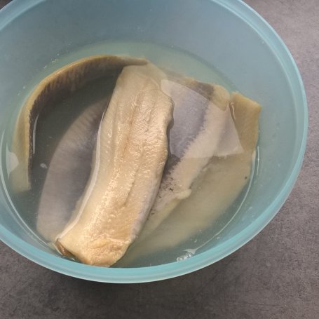 Krok 1 - Śledzie z porem i jabłkiem w sosie jogurtowo-śmietanowym foto