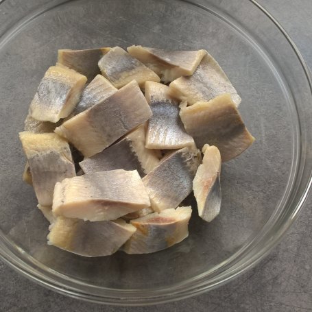 Krok 2 - Śledzie z porem i jabłkiem w sosie jogurtowo-śmietanowym foto