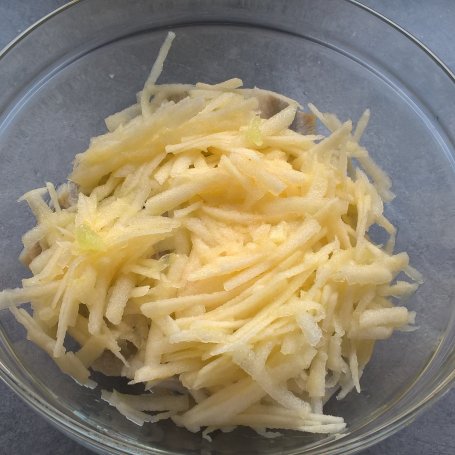 Krok 3 - Śledzie z porem i jabłkiem w sosie jogurtowo-śmietanowym foto