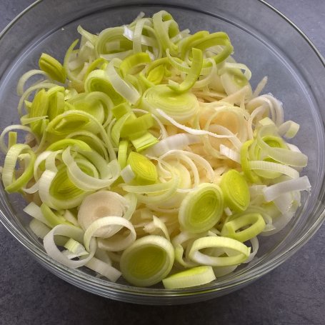 Krok 4 - Śledzie z porem i jabłkiem w sosie jogurtowo-śmietanowym foto