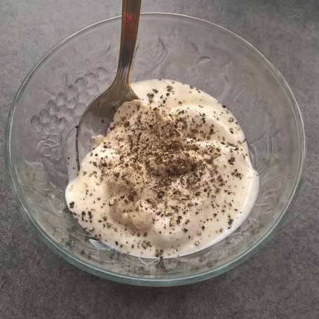 Krok 5 - Śledzie z porem i jabłkiem w sosie jogurtowo-śmietanowym foto