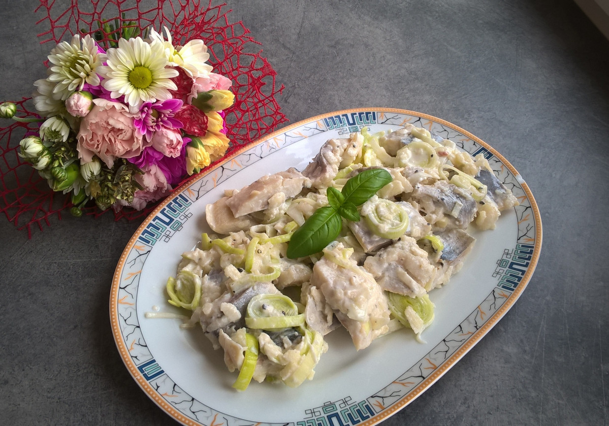 Śledzie z porem i jabłkiem w sosie jogurtowo-śmietanowym foto