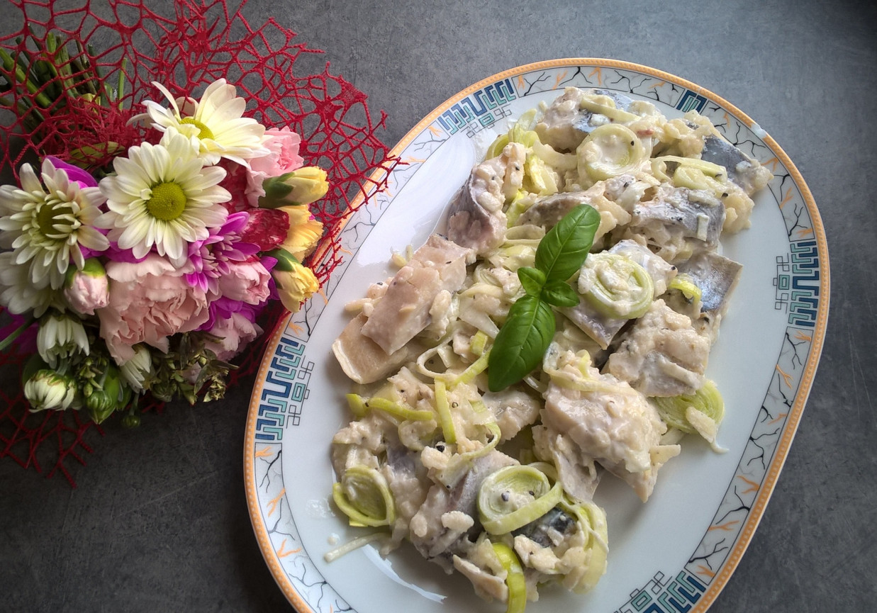 Śledzie z porem i jabłkiem w sosie jogurtowo-śmietanowym foto