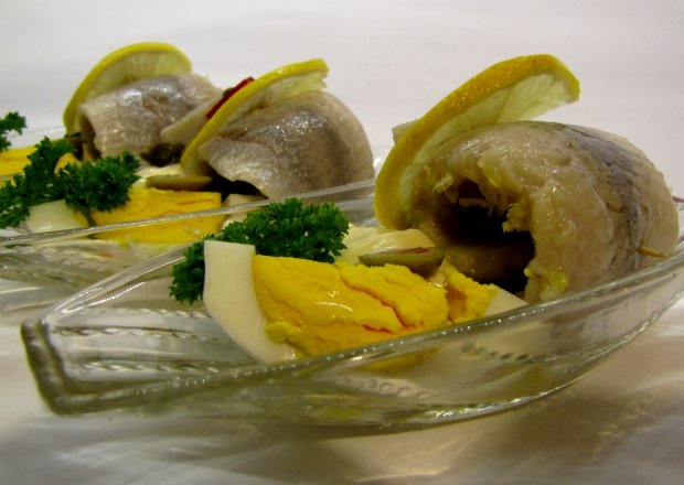 Fotografia przedstawiająca Śledzik cytrynowy z kaparami i jajkiem