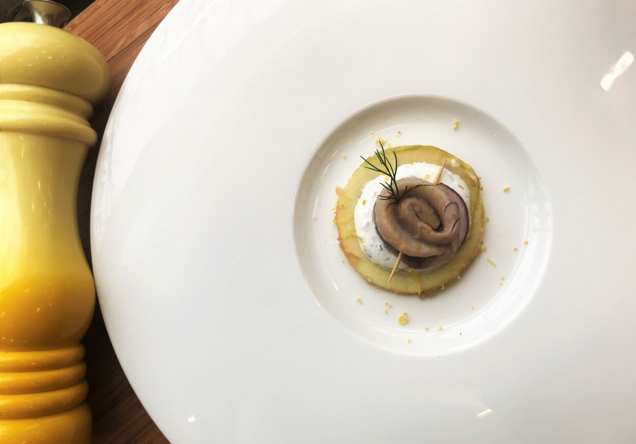 Śledzik na jabłku foto