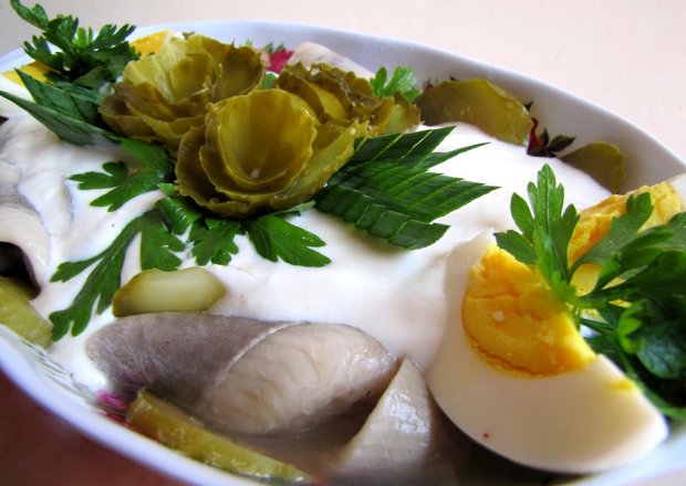 Fotografia przedstawiająca Śledziki i jajeczka z sosem musztardowo-jogurtowym