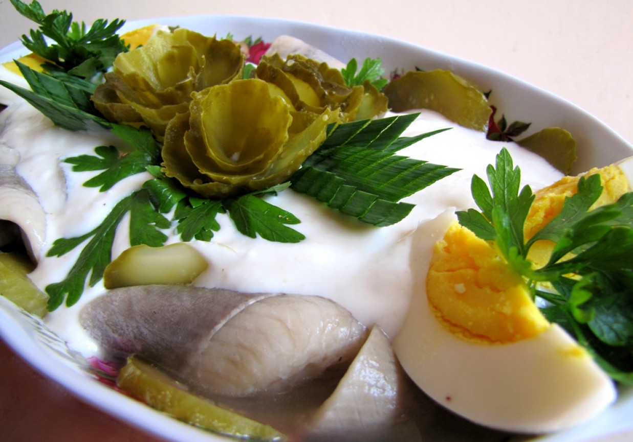 Śledziki i jajeczka z sosem musztardowo-jogurtowym foto