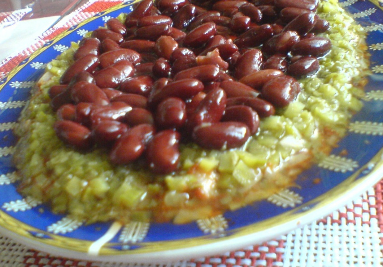 Śledziki w czerwonej fasoli i ogórkach foto