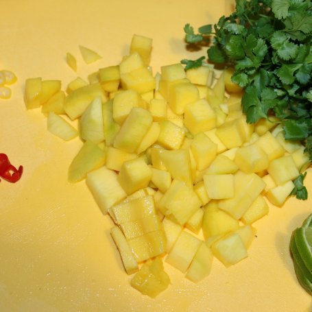 Krok 1 - Śledziki z mango, limonką, kolendrą i papryczką chilli foto