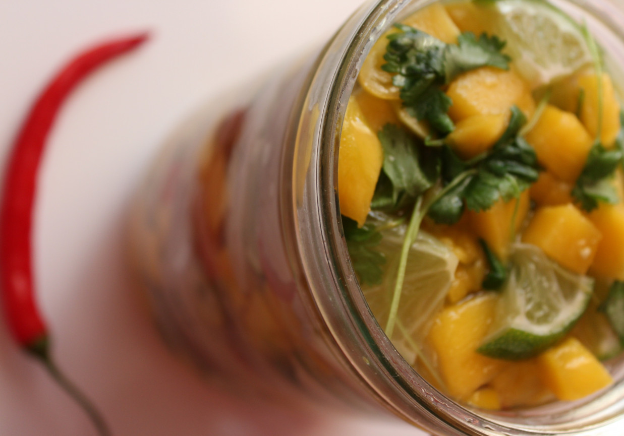 Śledziki z mango, limonką, kolendrą i papryczką chilli foto