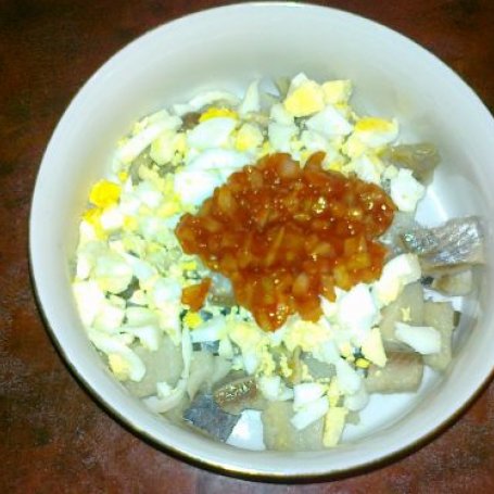 Krok 2 - Śledziowa sałatka z jajkiem i cebulą foto