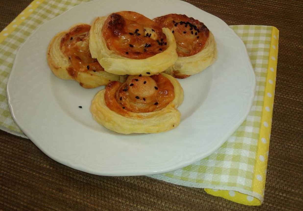 Ślimaczki z ciasta francuskiego z mozzarellą pod czarnuszką  foto