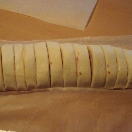 Krok 2 - Ślimaczki z ciastka francuskiego foto