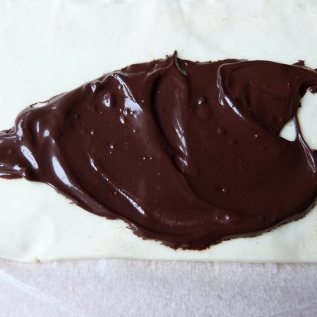 Krok 3 - Ślimaczki z czekoladą z ciasta francuskiego  foto