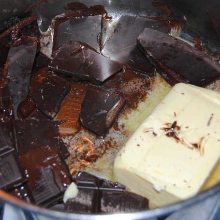 Krok 3 - Śliwka w czekoladzie pod cynamonowa kruszonką foto