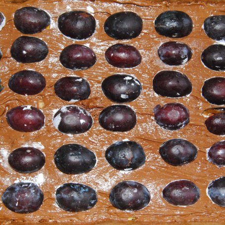 Krok 4 - Śliwka w czekoladzie pod cynamonowa kruszonką foto