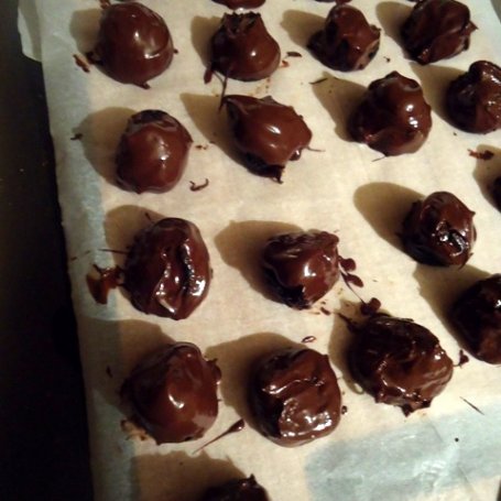 Krok 4 - Śliwka w czekoladzie z marcepanem foto