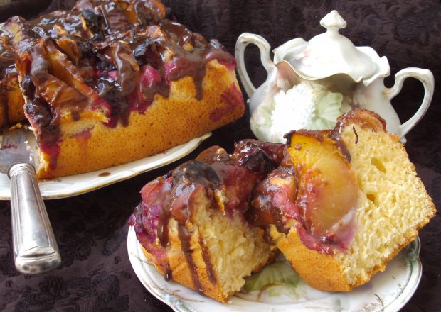 Fotografia przedstawiająca śliwki i brzoskwinie wpadły na ciasto drożdżowe...