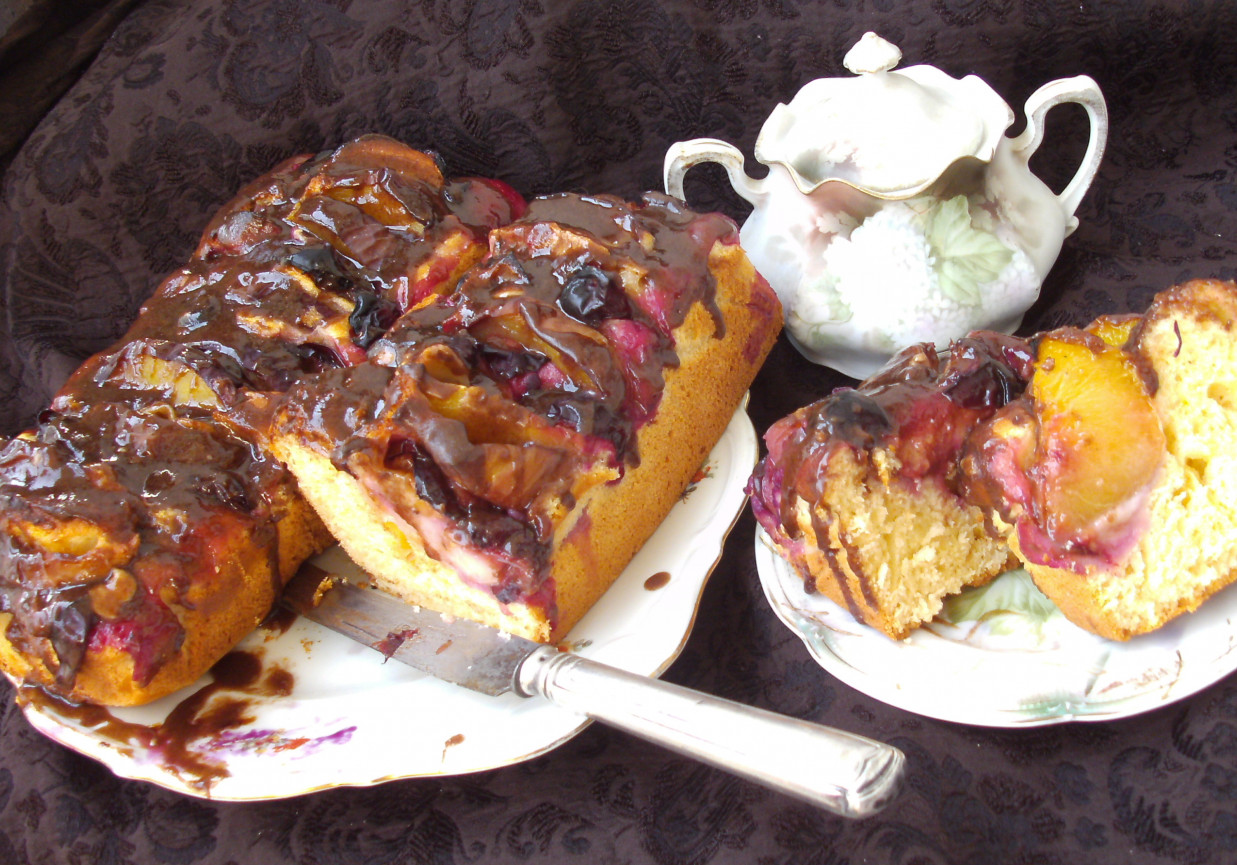 śliwki i brzoskwinie wpadły na ciasto drożdżowe... foto