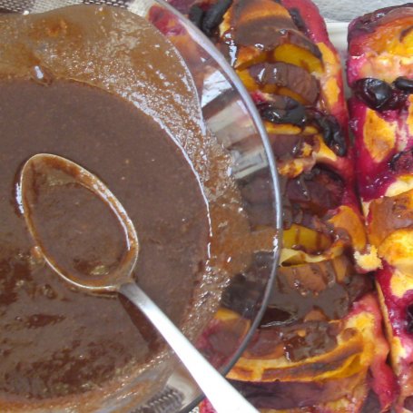 Krok 4 - śliwki i brzoskwinie wpadły na ciasto drożdżowe... foto